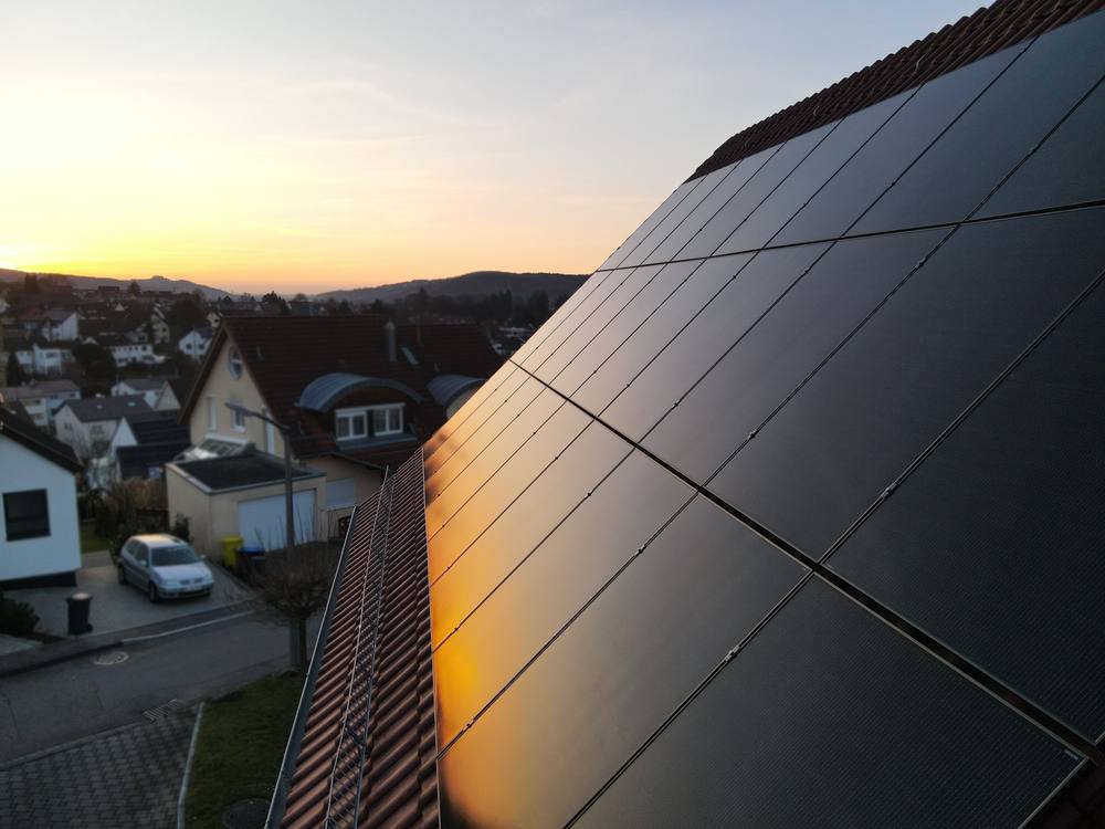 Photovoltaik-Anlage im Abendlicht - Solartechnik Thiemann